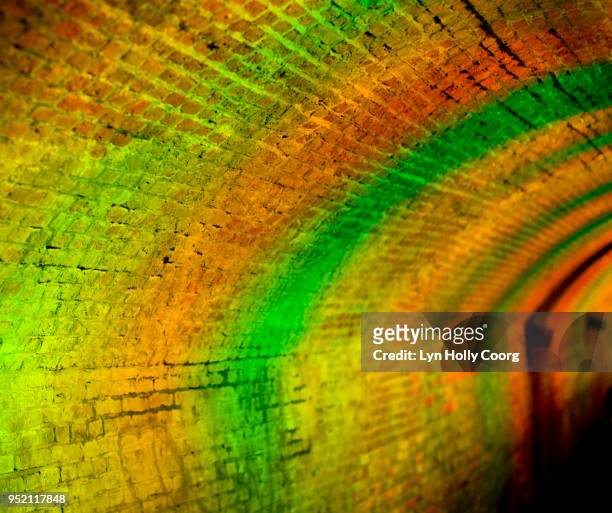 defocussed orange and green lights at night in tunnel - lyn holly coorg stock-fotos und bilder