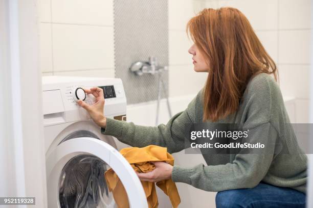 joven, ajuste de máquina de lavar - lavadora fotografías e imágenes de stock