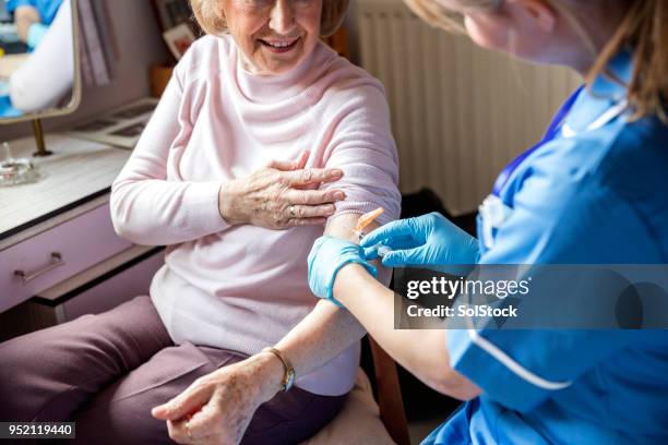 vaccin contre la grippe pour les personnes âgées - visite à domicile photos et images de collection
