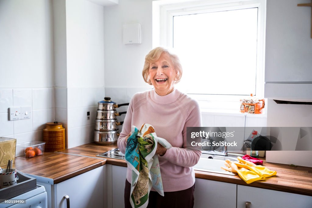 Zelfstandige Senior vrouw in haar keuken