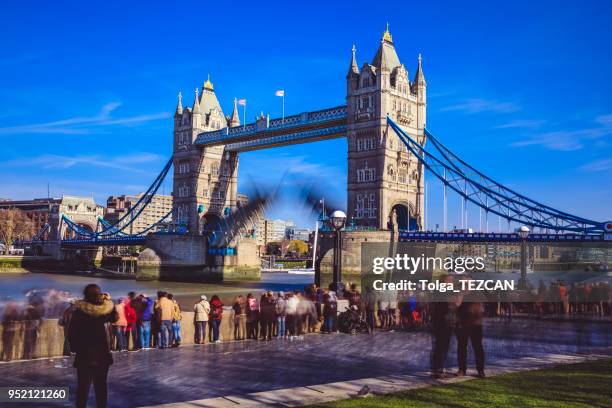 menschen zu fuß auf potters fields park und blick auf tower bridge am tag - potters fields park stock-fotos und bilder