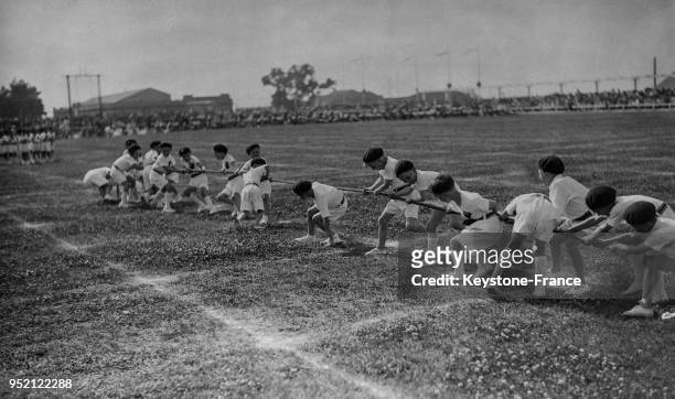 Exercice de tir à la corde par des enfants à Pantin, France en 1934.