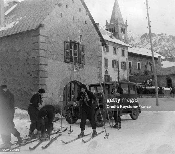 Skieurs à Notre-Dame de la Garde, circa 1930 à Marseille, France.