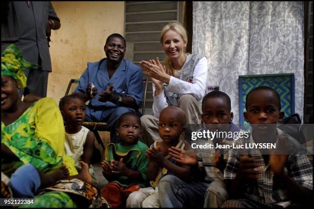 Mali Ð 8-12 mai 2006. Visite de la Croix-Rouge malienne , animee par 15 000 volontaires, engages dans plusieurs domaines : centres de soins,...
