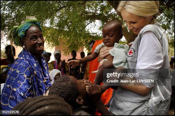 Mali Ð 8-12 mai 2006. Visite de la Croix-Rouge malienne , animee par 15 000 volontaires, engages dans plusieurs domaines : centres de soins,...