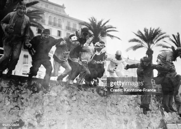 Dans les rues décorées, de joyeux cortèges déguisés se forment, à Cannes, France en février 1933.