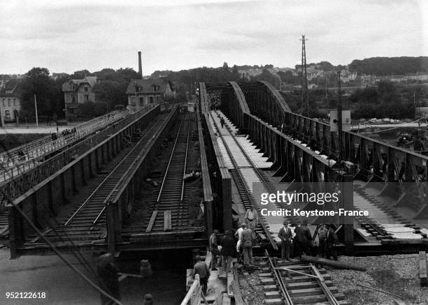 Le tablier du nouveau pont de chemin de fer métallique à Pontoise, France en 1932.