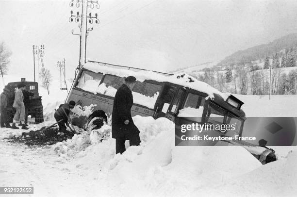 Vue de l'autocar qui a dérapé et s'est enfoncé dans la neige à Megève, France en janvier 1935.