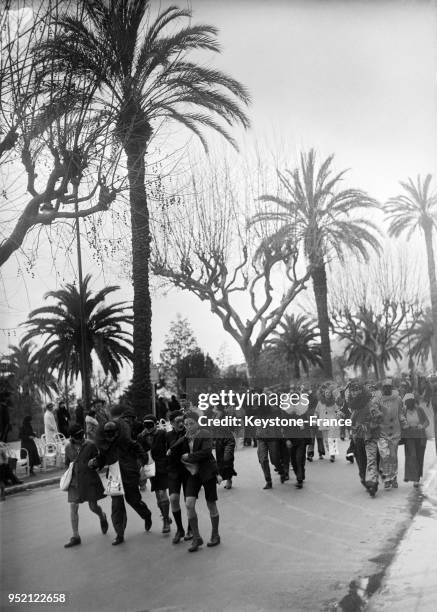 Sur la Croisette, défilé de joyeux cortèges déguisés, à Cannes, France en février 1933.