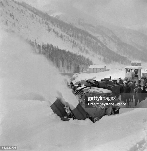 Chasse-neige en action au Val d'Isère, France en février 1956.