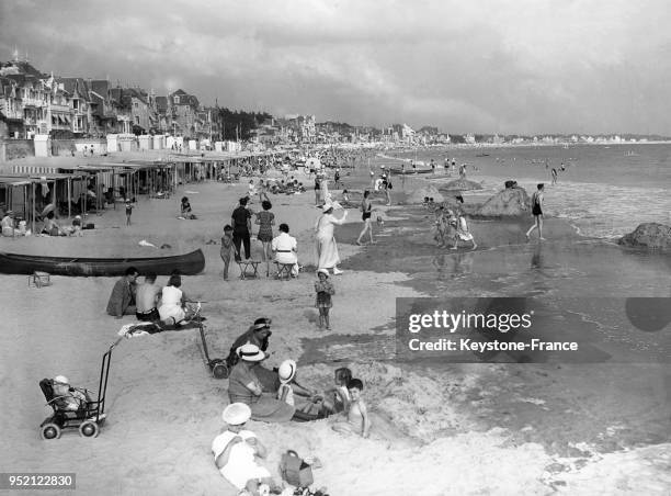 Bord de mer avec baigneurs en août 1938 à La Baule, France.