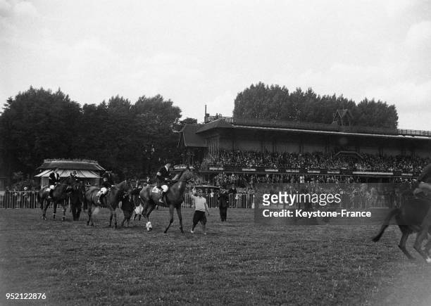 Des chevaux arrivent sur l'hippodrome en 1932 à Maisons-Laffitte, France.