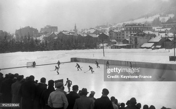 Match de hockey sur glace à la patinoire de Chamonix, France en janvier 1935.