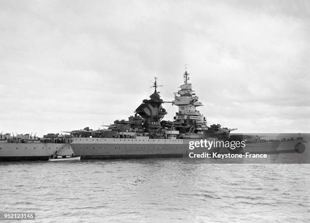 Le cuirassé Richelieu dans le port de Cherbourg, France en 1946.