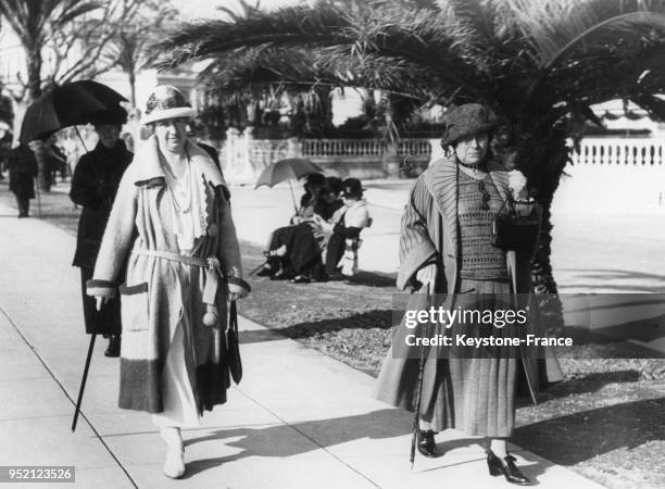 En hiver, sur la Promenade des Anglais, deux femmes distinguées de la haute société londonienne se promènent, à Nice, France en 1930.
