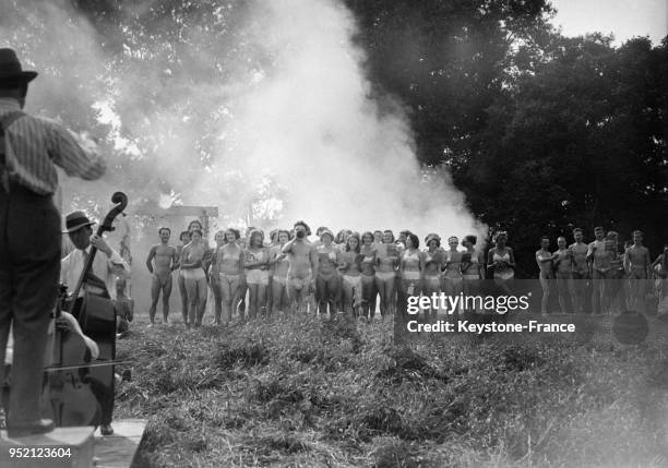 Spectacle et concert lors de la Fête du Soleil sur l''Ile des Naturistes' à Villennes-sur-Seine, France en juin 1932.