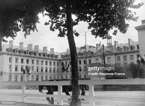 Vue des bâtiments de l'école de cavalerie de Saumur, France en 1933.