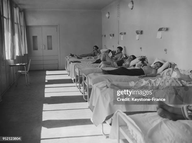 Patientes allongées sur leur lit dans leur chambrée de l'institut à Vallauris, France en 1935.