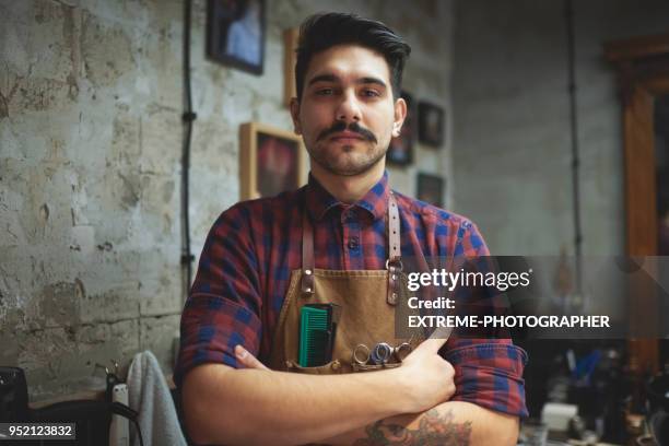 portret van een kapper in kapper - barber shop stockfoto's en -beelden