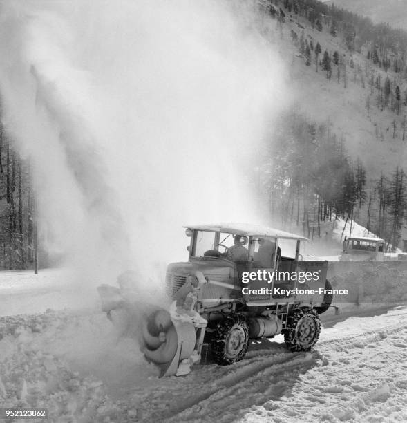 Chasse-neige en action au Val d'Isère, France en février 1956.