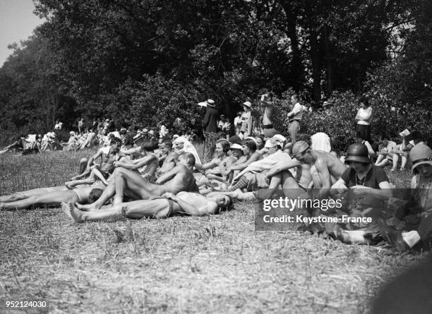 Fête du Soleil sur l''Ile des Naturistes' à Villennes-sur-Seine, France en juin 1932.