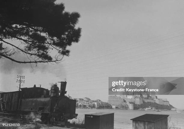 Train à Calvi, Corse, France en mars 1935.