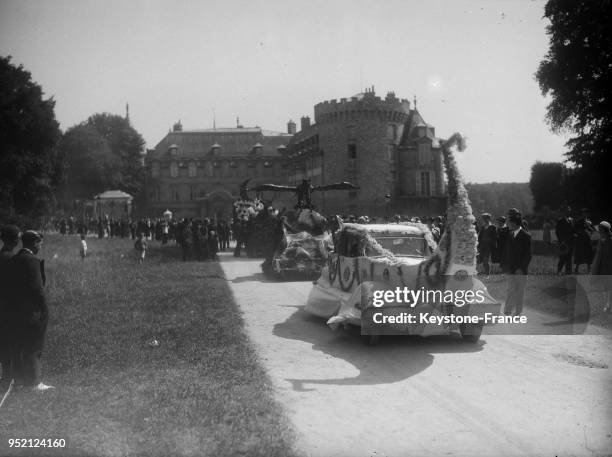 Des chars fleuris durant la fête du muguet, circa 1930 à Rambouillet, France.