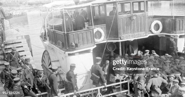 Bord du remorqueur 'Pierre Labordère' qui transporte des forçats à destination du bagne de Saint-Martin-du-Ré, au départ de La Rochelle, France en...