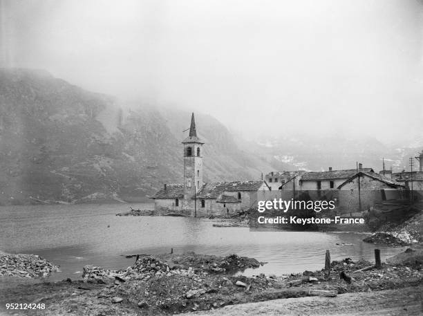 Vue du nouveau barrage hydroélectrique de Tignes, France en 1952.