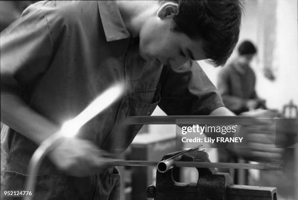 Jeune homme dans un centre d'apprentissage, atelier plomberie, Saint-Ouen Seine-St-Denis, France.