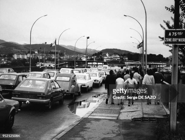 File d'attente devant la douane, à la frontière espagnole à Hendaye, dans les Pyrénées-Atlantiques, France.
