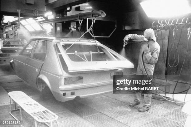 Peinture de carrosserie de voitures, dans l'usine Talbot à Poissy, en France, en février 1981.