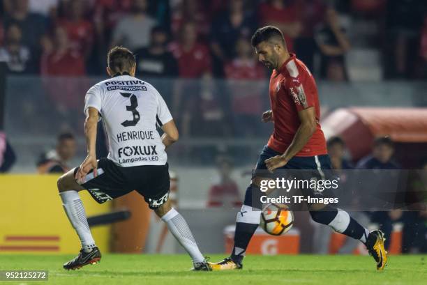 Henrique of Corinthians and Emmanuel Gigliotti of Independiente battle for the ball during a Group 7 match between Independiente and Corinthians as...