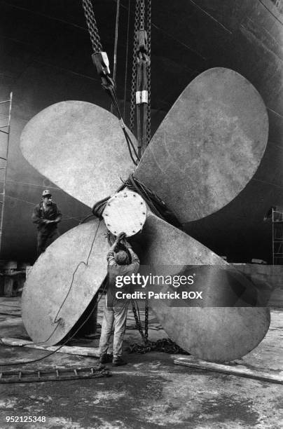 Démontage d'une hélice de bateau dans un chantier naval à Marseille, dans les Bouches-du-Rhônes, en 1985, France.