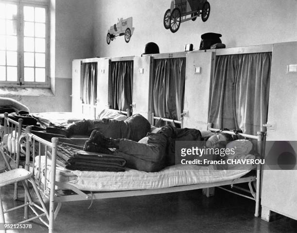 Soldat au repos dans un dortoir de la caserne du 6è régiment du génie, à Angers, dans le Maine-et-Loire, en France, en 1973.