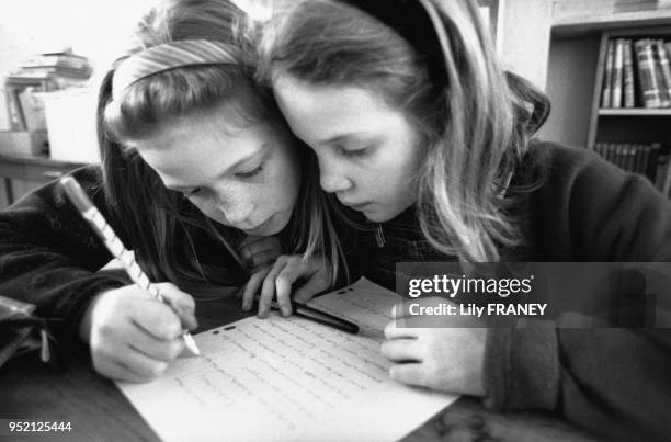 Soeurs jumelles en classe dans une école primaire à Arcueil, en 1989, dans le Val-de-Marne, France.