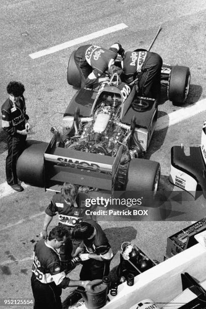 Voiture arrêtée dans un stand lors du Grand Prix automobile de France, le 5 juillet 1987, sur le circuit Paul-Ricard, au Castellet, dans le Var.