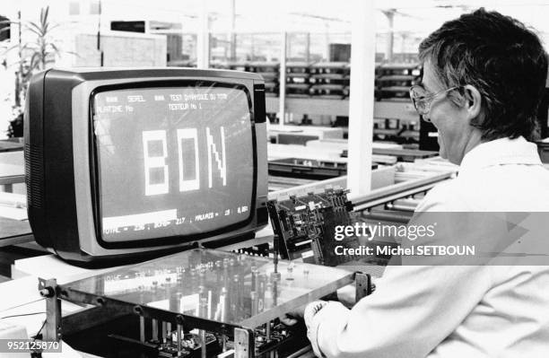 Fabrication de l'ordinateur Thomson T09 dans l'usine Thomson de Saint-Pierre-Montlimart, en Maine-et-Loire, en France, le 11 septembre 1985.