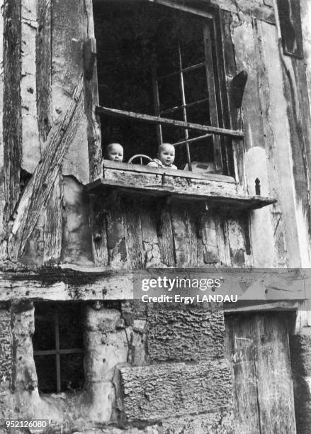 The twins at the window in Honfleur, 1950. Les jumeaux à la fenêtre, à Honfleur, 1950.