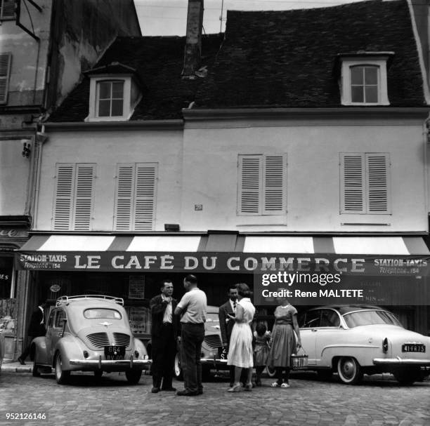 Façade du ?Café du Commerce? à Senlis, circa 1950, dans l'Oise, France.