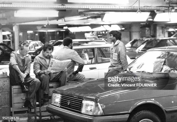 Ouvriers de l'usine Talbot de Poissy en grève, en juillet 1983, dans les Yvelines, France.