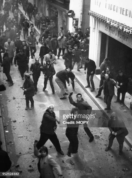 Affontemant entre les manifestant et la police lors d'une manifestation des viticulteurs du Minervois à Carcassonne, en janvier 1971, dans l'Aude,...