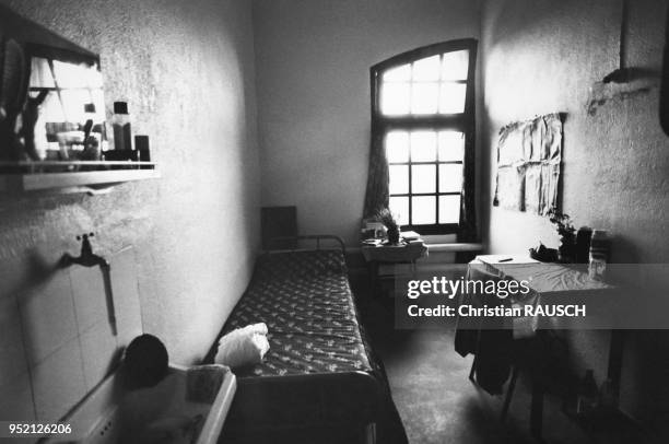 Cellule du centre pénitentiaire pour femmes de Rennes, en 1982, en Ille-et-Vilaine, France.