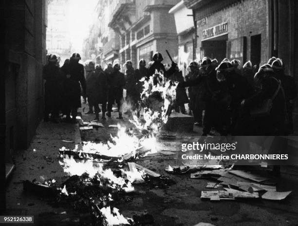 éteignant un feu lors d'une manifestation des viticulteurs du Minervois à Carcassonne, en janvier 1971, dans l'Aude, France.