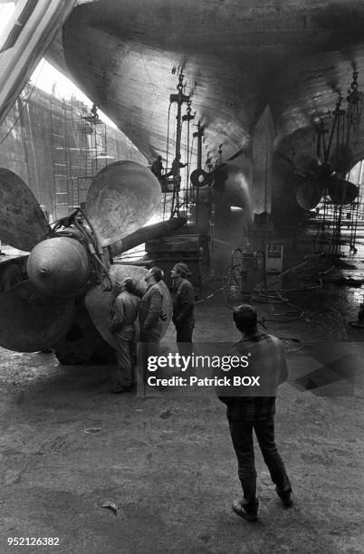 Démontage d'une hélice de bateau dans un chantier naval à Marseille, dans les Bouches-du-Rhônes, en 1984, France.