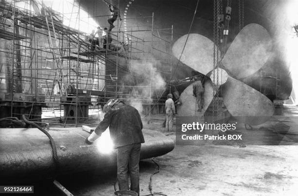 Démontage d'une hélice de bateau dans un chantier naval à Marseille, dans les Bouches-du-Rhônes, en 1985, France.