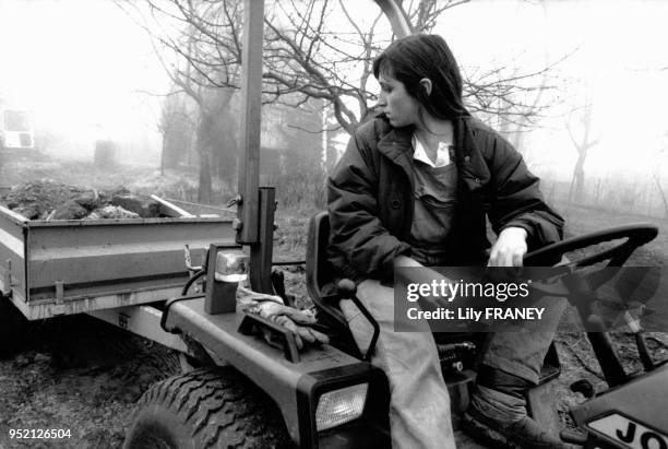 Agricultrice au travail sur son tracteur en mars 1993, à Villeneuve-le-Roi, France.