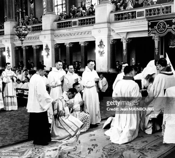 Cérémonie d'ordination d'un sous-diacre au séminaire Saint-Sulpice, à Issy-les-Moulineaux, en juin 1959, dans les Hauts-de-Seine, France.