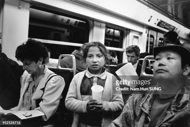 Petite fille Rom mendiant dans le RER à Nanterre, en 1992, dans les Hauts-de-Seine, France.