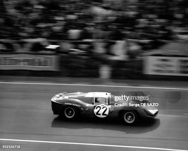 La ?Ferrari 412 P? de Jean Guichet et Herbert Müller pendant la course des 24 Heures du Mans, en 1967, dans la Sarthe, France.